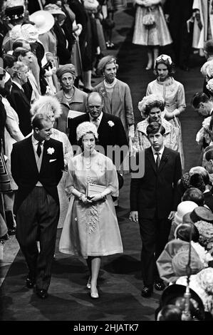 Die Hochzeit von Prinzessin Alexandra von Kent und Angus Ogilvy in der Westminster Abbey. Die Gäste Prince Philip, Queen Elizabeth II und Prince Charles kommen an. 24th. April 1963. Stockfoto