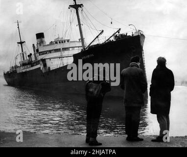 Adelfotis II, libanesischer Dampfer, der nach dem Rennen auf dem Südschild (20th. Januar 1963) immer noch hoch und trocken ist, hat sich als großer Anziehungspunkt für Touristen erwiesen, siehe Bild vom 29th. Januar 1963. Der Dampfer wurde genau an der gleichen Stelle auf Grund geblasen, an der die Sturmwinde die Nordostküste trafen. South Shields Volunteer Life Brigade verwendet eine Boje für die Rettung des Kapitäns und der 22-Mann-Besatzung. Es war nicht möglich, das in Glasgow gebaute Schiff, das schließlich an Ort und Stelle zerbrochen wurde, wieder aufzutreiben. Stockfoto