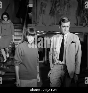 Mary Quant, Modedesignerin und Expertin, fotografiert mit ihrem Mann Alexander Plunkett-Greene, in ihrem Knightsbridge-Shop.Bild aufgenommen am 18th. September 1962 Stockfoto