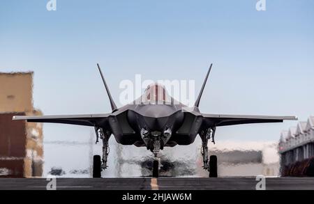 Usa. 27th Januar 2022. DATEIDATUM UNBEKANNT: Die F-35C Lightning II ist die erste niedrig beobachtbare Carrier-basierte Luftfahrtplattform der US Navy. Die F-35 wird als Ersatz für die F/A-18C/D Hornet als primärer Offensivkämpfer der Trägerstreikgruppe für die Luftverteidigung und die Nahluftunterstützung erworben. Für die US Navy ist ein Wettlauf gegen die Zeit im Gange, um eines ihrer abstürzte Kampfflugzeuge zu erreichen - bevor die Chinesen zuerst dorthin gelangen. Das 100m F35-C-Dollar-Flugzeug kam im Südchinesischen Meer nach dem, was die Marine als „Missgeschick“ beim Start von der USS Carl Vinson beschreibt. (Bild: © Lockheed Martin/ZUM Stockfoto