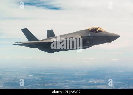 Usa. 27th Januar 2022. DATEIDATUM UNBEKANNT: Die F-35C Lightning II ist die erste niedrig beobachtbare Carrier-basierte Luftfahrtplattform der US Navy. Die F-35 wird als Ersatz für die F/A-18C/D Hornet als primärer Offensivkämpfer der Trägerstreikgruppe für die Luftverteidigung und die Nahluftunterstützung erworben. Für die US Navy ist ein Wettlauf gegen die Zeit im Gange, um eines ihrer abstürzte Kampfflugzeuge zu erreichen - bevor die Chinesen zuerst dorthin gelangen. Das 100m F35-C-Dollar-Flugzeug kam im Südchinesischen Meer nach dem, was die Marine als „Missgeschick“ beim Start von der USS Carl Vinson beschreibt. (Bild: © Lockheed Martin/ZUM Stockfoto