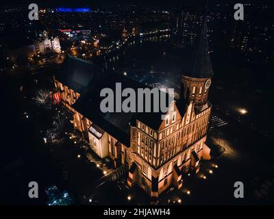Luftaufnahme der Kathedrale im Stadtzentrum von Kaliningrad bei Nacht, nächtliches Stadtbild, Insel Immanuel Kant, Luftaufnahme, Stockfoto