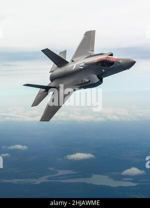 Usa. 27th Januar 2022. DATEIDATUM UNBEKANNT: Die F-35C Lightning II ist die erste niedrig beobachtbare Carrier-basierte Luftfahrtplattform der US Navy. Die F-35 wird als Ersatz für die F/A-18C/D Hornet als primärer Offensivkämpfer der Trägerstreikgruppe für die Luftverteidigung und die Nahluftunterstützung erworben. Für die US Navy ist ein Wettlauf gegen die Zeit im Gange, um eines ihrer abstürzte Kampfflugzeuge zu erreichen - bevor die Chinesen zuerst dorthin gelangen. Das 100m F35-C-Dollar-Flugzeug kam im Südchinesischen Meer nach dem, was die Marine als „Missgeschick“ beim Start von der USS Carl Vinson beschreibt. (Bild: © Lockheed Martin/ZUM Stockfoto