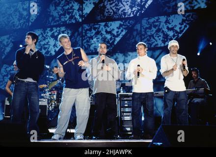 Brian Littrell, Nick Carter, Howie Dorough, A.J. McLean und Kevin Richardson von den Backstreet Boys, die 2001 auftreten Kredit: Ron Wolfson / Rock Negative / MediaPunch Stockfoto