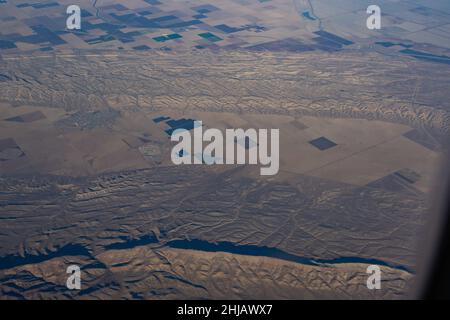 Luftaufnahme von Weideland, Solarfarm, Kleinstadt und Bergen in der Nähe von San Andreas-Störung