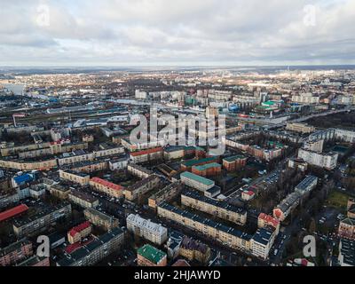 Luftaufnahme von der Höhe der Stadt von Königsberg. Top Drone Ansicht Stockfoto