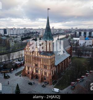 Kathedrale in Königsberg Vorderansicht. Mittelalterliche Architektur der europäischen Stadt Konigsberg Draufsicht, Luftaufnahme, Stockfoto