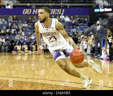 Seattle, WA, USA. 27th Januar 2022. Der Washingtoner Wachmann Terrell Brown Jr fährt während des NCAA-Basketballspiels zwischen den Colorado-Büffeln und den Washington Huskies im HEC Edmundson Pavilion in Seattle, WA, in Richtung Korb. Steve Faber/CSM/Alamy Live News Stockfoto