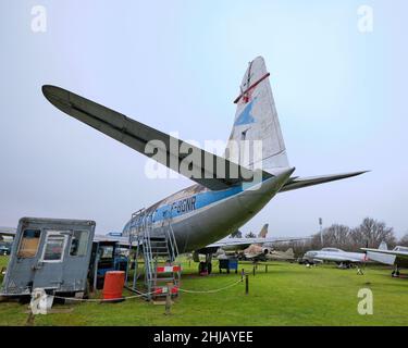 Alte schmutzige Transportflugzeuge in einem Museum Stockfoto