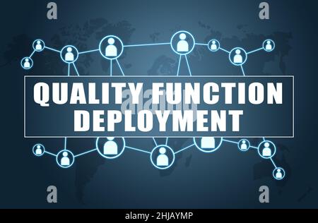 Quality Function Deployment - Textkonzept auf blauem Hintergrund mit Weltkarte und sozialen Symbolen. Stockfoto