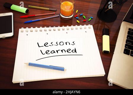 Lessons Learned - handgeschriebener Text in einem Notizbuch auf einem Schreibtisch - 3D Rendering Illustration. Stockfoto