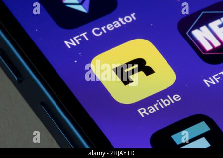 Die Rarible App ist auf einem iPhone zu sehen. Rarible ist eine Ethereum-basierte Plattform, die die Schaffung und den Handel von Eigentumsrechten an digitalen Werken ermöglicht... Stockfoto
