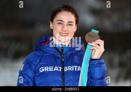 Datei-Foto vom 20-02-2018 von der britischen Laura Deas mit ihrer Bronzemedaille während einer Fotoaufnahme am MPC in Alpensia am 11. Tag der Olympischen Winterspiele in PyeongChang 2018 in Südkorea. Die 33-Jährige kehrt zu den Spielen zurück, um auf der Überraschungsbronze aufzubauen, die sie 2018 in Pyeongchang behauptete, und einen ungebrochenen Erfolgslauf für britische Skeletteathletinnen fortzusetzen, der seit 2002 bei jedem Spiel eine Medaille abgab. Ausgabedatum: Freitag, 28. Januar 2022. Stockfoto