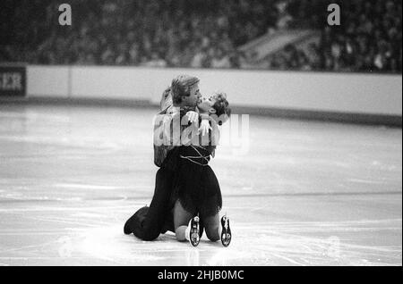 Datei-Foto vom 09-02-1984 von Jayne Torvill und Christopher Dean gewann Gold für Eistanz bei den Olympischen Spielen in Sarajevo. Eine Reihe von perfekten Sechsen erleuchtete Sarajevo, als Jayne Torvill und Christopher Dean ihre Namen in die britische Sportfolklore schrieben. Ausgabedatum: Freitag, 28. Januar 2022. Stockfoto