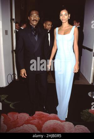 BEVERLY HILLS, KALIFORNIEN - 19. JANUAR: Eddie Murphy und Frau Nicole Mitchell Murphy bei der Golden Globe Awards Show, 19. Januar 1997 in Beverly Hills Credit: Ron Wolfson / Rock Negatives / MediaPunch Stockfoto