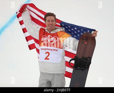 Datei-Foto vom 14-02-2018 des US-amerikanischen Shaun White feiert den Gewinn der Goldmedaille im Men's Halfpipe Snowboard. Der 35-jährige amerikanische Superstar ist vielleicht nicht in der Form, seinen Snowboard-Halfpipe-Titel erfolgreich zu verteidigen: Er hat Covid gekämpft und hat seit seinen Pyeongchang-Heldinnen nur noch das Podium erreicht. Aber nachdem er sich wieder in die US-Mannschaft eingearbeitet hat, wird der Anblick von White bei Olympischen Spielen zum letzten Mal immer noch ein Retter sein. Ausgabedatum: Freitag, 28. Januar 2022. Stockfoto