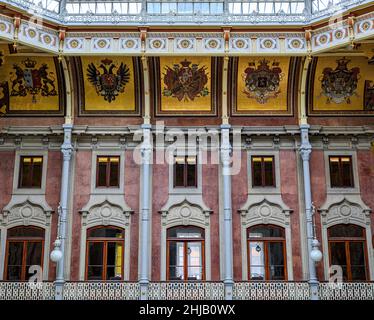 Porto, Portugal - 31. Mai 2018: Innenansicht des historischen Gebäudes des Börsenpalastes oder Palacio da Bolsa, Innenhof Stockfoto