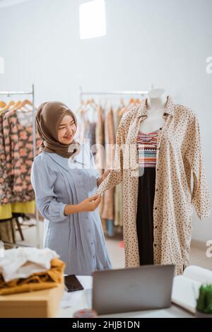 asiatische muslimische Designer, die in ihrem Heimbüro arbeiten Stockfoto