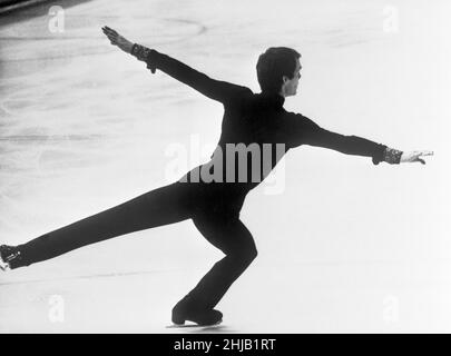 Datei-Foto vom 31-01-1975 der britischen John Curry-Schlittschuhe im Herrenfinale. 1976 stand er auf dem Höhepunkt seiner Karriere und führte drei Dreifachsprünge durch, um Großbritanniens ersten männlichen Eiskunstlauf-Goldmedaillengewinnerin gegen seinen großen Rivalen, Wladimir Kowaljow aus Russland, zu werden. Im selben Jahr gewann auch die Auszeichnung „World“ und „European“, bevor sie abrupt zum Profi wurde. Ausgabedatum: Freitag, 28. Januar 2022. Stockfoto