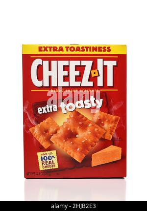 IRVINE, KALIFORNIEN - 27. JAN 2022: Eine Schachtel Cheeze-IT Extra getoastete Snack-Cracker. Stockfoto