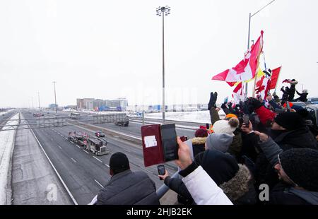 Ontario, Kanada. 27th Januar 2022. Am 27. Januar versammeln sich auf einer Brücke über den Highway 400 Menschen zur Unterstützung von Lastwagenfahrern, die sich auf dem Weg nach Ottawa zum Protest des „Freiheitskonvois“ in Vaughan, Ontario, Kanada, befinden. 2022. Der „Freiheitskonvoi“ wurde durch Empörung über ein kürzlich erzwungene Impfmandat gegen kanadische und US-amerikanische Grenzgänger ausgelöst. Quelle: Zou Zheng/Xinhua/Alamy Live News Stockfoto