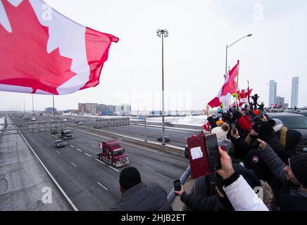 Ontario, Kanada. 27th Januar 2022. Am 27. Januar versammeln sich auf einer Brücke über den Highway 400 Menschen zur Unterstützung von Lastwagenfahrern, die sich auf dem Weg nach Ottawa zum Protest des „Freiheitskonvois“ in Vaughan, Ontario, Kanada, befinden. 2022. Der „Freiheitskonvoi“ wurde durch Empörung über ein kürzlich erzwungene Impfmandat gegen kanadische und US-amerikanische Grenzgänger ausgelöst. Quelle: Zou Zheng/Xinhua/Alamy Live News Stockfoto