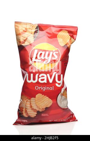 IRVINE, KALIFORNIEN - 27. JAN 2022: Eine Tüte mit Wavy Original Potato Chips. Stockfoto