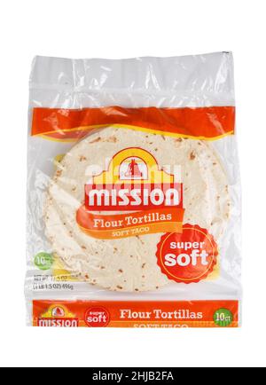 IRVINE, KALIFORNIEN - 27. JAN 2022: Ein Paket von Mission Flour Tortillas. Stockfoto