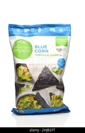 IRVINE, KALIFORNIEN - 27. JAN 2022: Eine Tasche mit einfachen Truth Blue Corn Tortilla Chips. Stockfoto