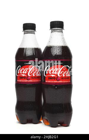 IRVINE, KALIFORNIEN - 27. JANUAR 2022: Zwei Flaschen Cherry Coca-Cola Zero Sugar Soda. Stockfoto