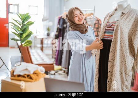 asiatische muslimische Designer, die in ihrem Heimbüro arbeiten Stockfoto