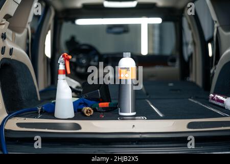 Reinigen Sie den leeren Kofferraum des Fahrzeugs im Detaildienst Stockfoto