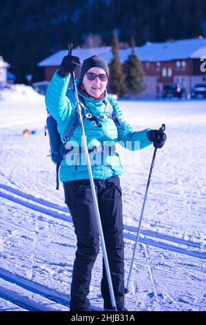 Porträt einer älteren Frau auf Skiern in der Winterlandschaft Stockfoto