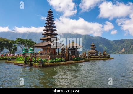 Der Bali Wassertempel am Bratan See ist der schönste Tempel in Bali, Indonesien. Der Pura Ulun Danu Beratan Tempel liegt am See. Stockfoto