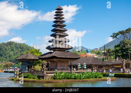 Der Bali Wassertempel am Bratan See ist der schönste Tempel in Bali, Indonesien. Der Pura Ulun Danu Beratan Tempel liegt am See. Stockfoto