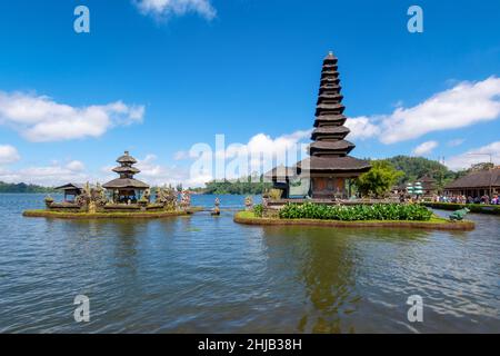 Der Bali Wassertempel am Bratan See ist der schönste Tempel in Bali, Indonesien. Der Pura Ulun Danu Beratan Tempel liegt am See. Stockfoto