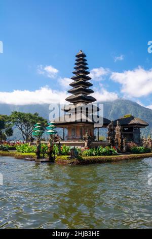 Der Bali Wassertempel am Bratan See ist der schönste Tempel in Bali, Indonesien. Der Pura Ulun Danu Beratan Tempel liegt am See. Stockfoto