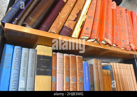 Bücher - alte hebräische Bücher auf einem Regal Stockfoto