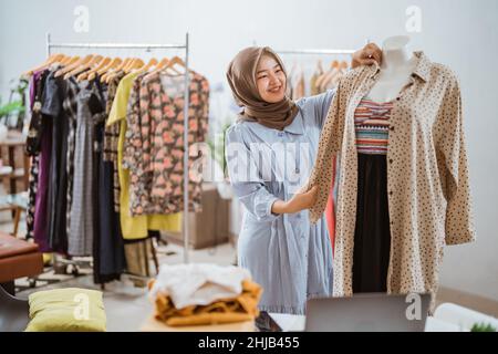 asiatische muslimische Designer, die in ihrem Heimbüro arbeiten Stockfoto