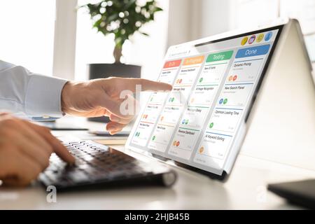Project Manager Mit Agiler Software In Office Stockfoto