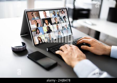 Virtual Hybrid Meeting Im Büro. Business Man Videokonferenz Stockfoto