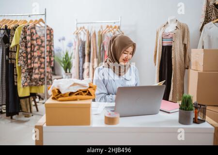 muslimische Geschäftsfrau Online-E-Commerce-Shop Besitzer Stockfoto