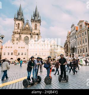 Tourist fährt ein Elektroroller Segway auf dem alten Platz auf dem Hintergrund der Kirche unserer Lieben Frau vor Tyn auf dem Altstädter Ring, Prag, Tschechische Republik Stockfoto