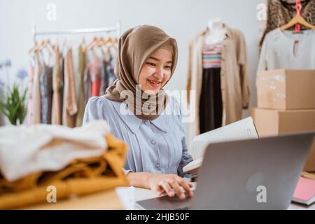 muslimische Geschäftsfrau Online-E-Commerce-Shop Besitzer Stockfoto