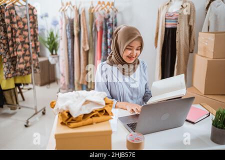 muslimische Designer, die ihr Produkt online über den E-Commerce-Marktplatz verkaufen Stockfoto