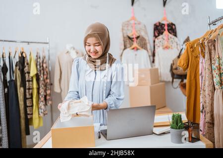 muslimische Geschäftsfrau Online-E-Commerce-Shop Besitzer Stockfoto