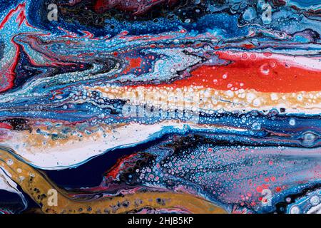 Heller Acrylhintergrund, abstrakte Illustration, flüssiger Kunsthintergrund mit vielen Flecken, Streifen, Mischfarben. Maldesign in blau, rot, Gold. Fa Stockfoto