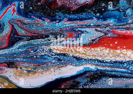Flüssiger Hintergrund, flüssige Kunst mit Flecken, Mischung von weißen, blauen, roten, goldenen Farben, Drips, abstrakte Acrylabbildung. Maldesign für Einladungen, Stockfoto