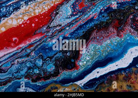 Flüssiger Hintergrund, flüssige Kunst, weiß, blau, rot, Goldfarben, abstrakte Acryldarstellung von Mischfarben in Linie. Stilvolles Design Malerei für invita Stockfoto