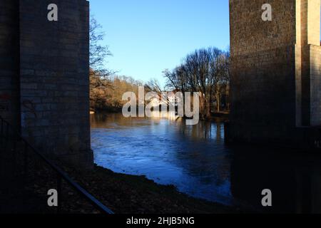 Neiße unter der Neißebrücke bei Görlitz in Sachsen Stockfoto